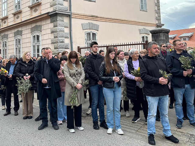 OKupljanje gospićkih vjernika u kaniškoj ulici ispred kapelice                                                                                                                                                                                            